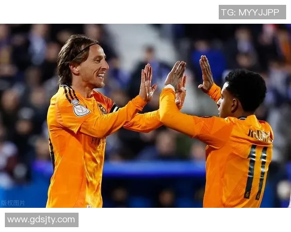 魔笛足球明星海报图展现传奇球员魅力与激情的完美结合